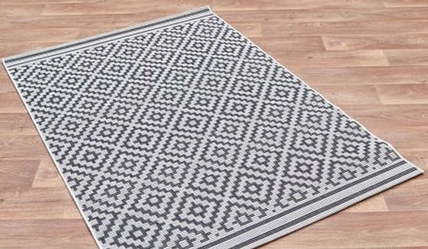 Geometric Mono Rug