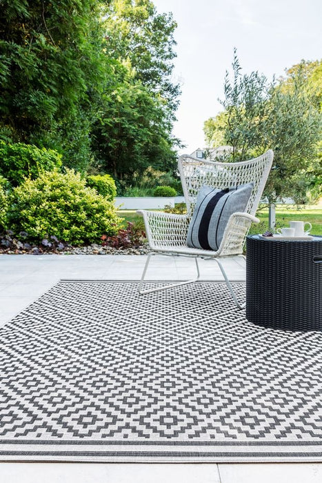 Geometric rug in a patio