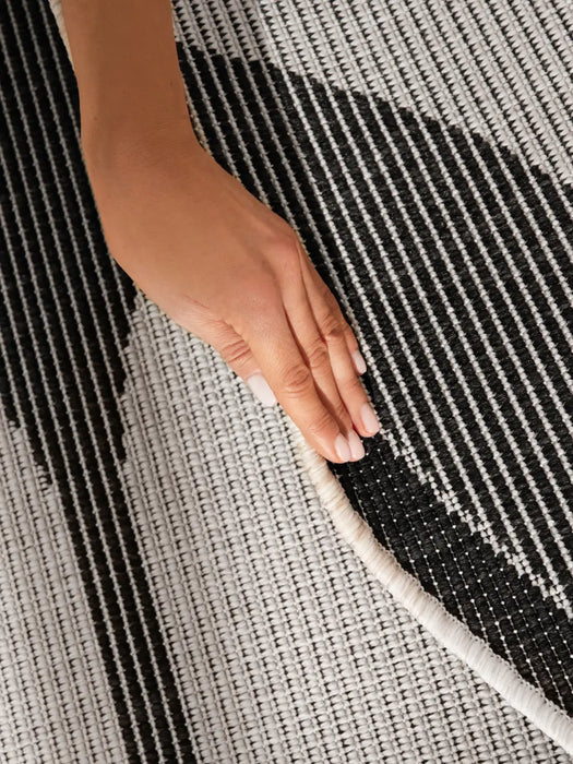 Duet 106244 Black White Indoor / Outdoor Reversible