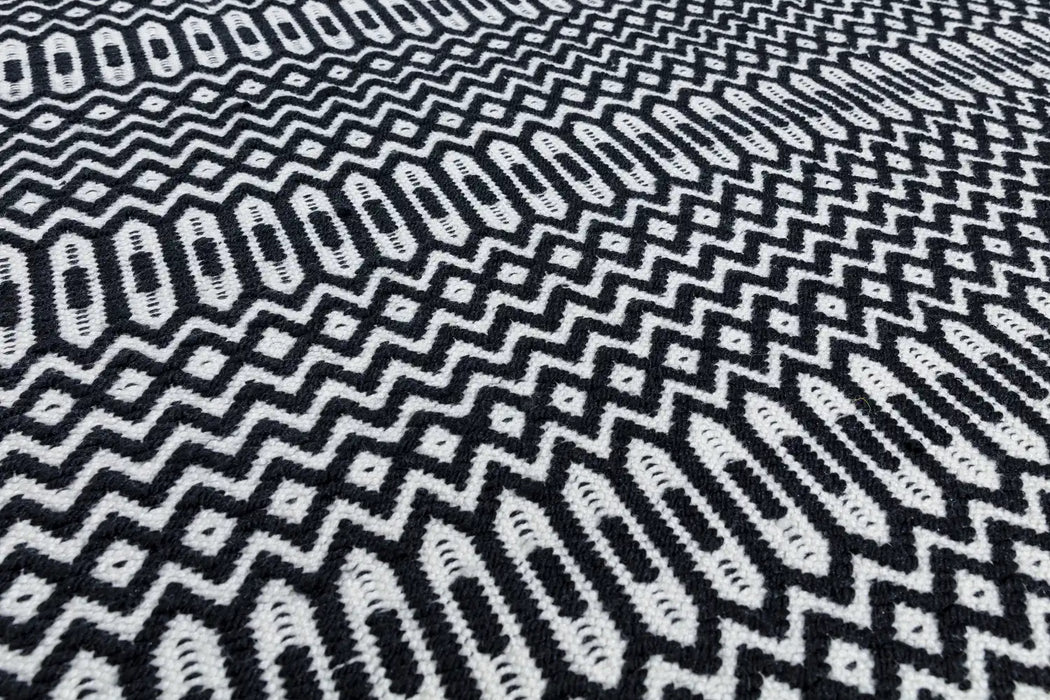 Asiatic halsey black Black Living Room Geometric Rug.